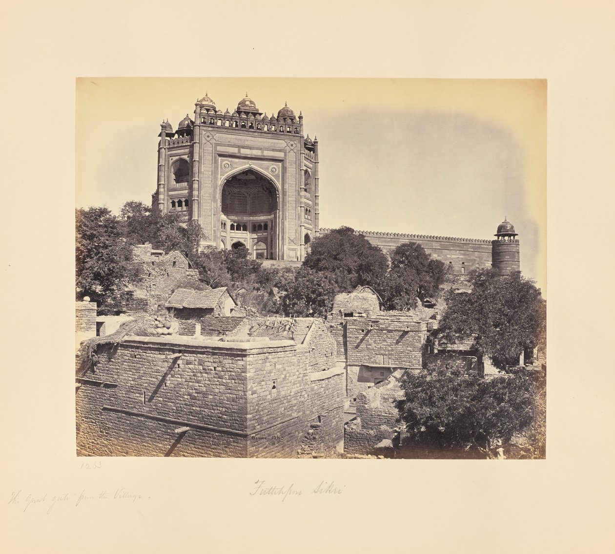 Fatehpur Sikri; la grande porta, dal villaggio da Samuel Bourne