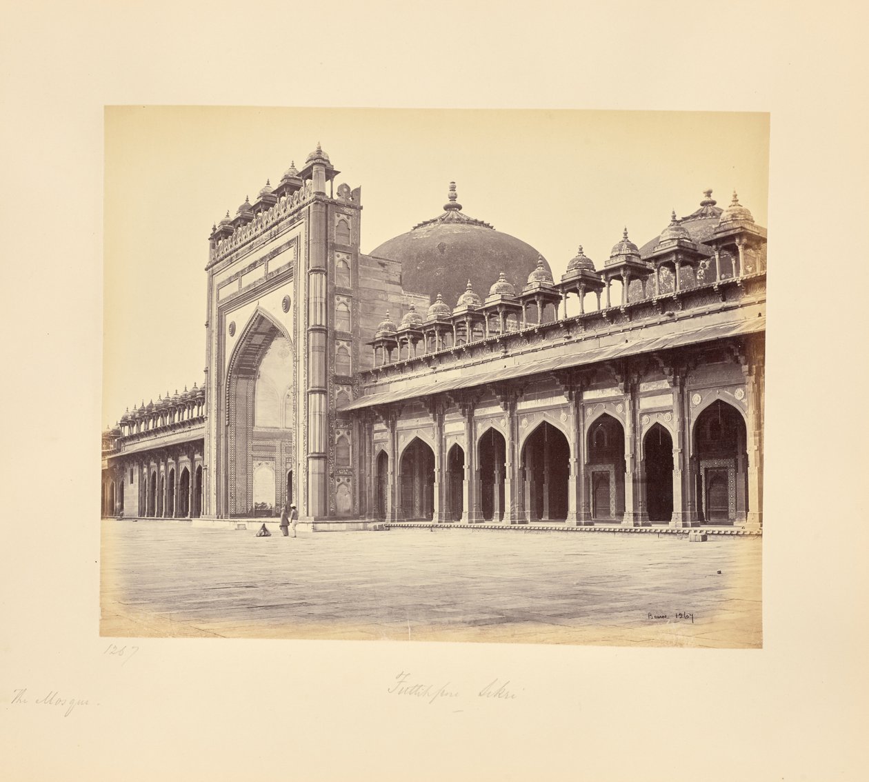 Fatehpur Sikri; la moschea sul lato occidentale del quadrilatero da Samuel Bourne