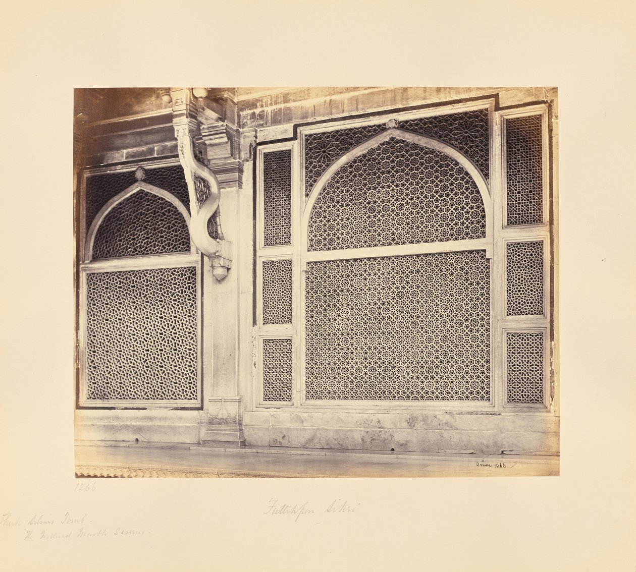 Fatehpur Sikri; due transenne di marmo nella tomba dello sceicco Selim Chishti da Samuel Bourne