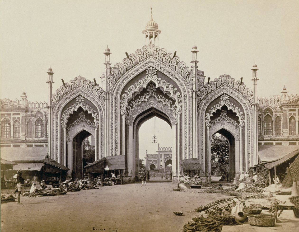 Porta del bazar di Hoospinbad da Samuel Bourne