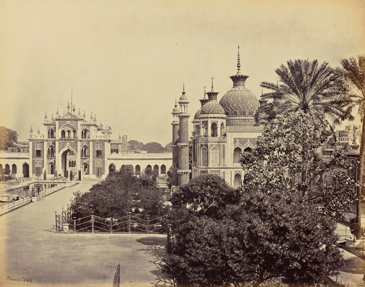 Lucknow; il cancello e il giardino dell