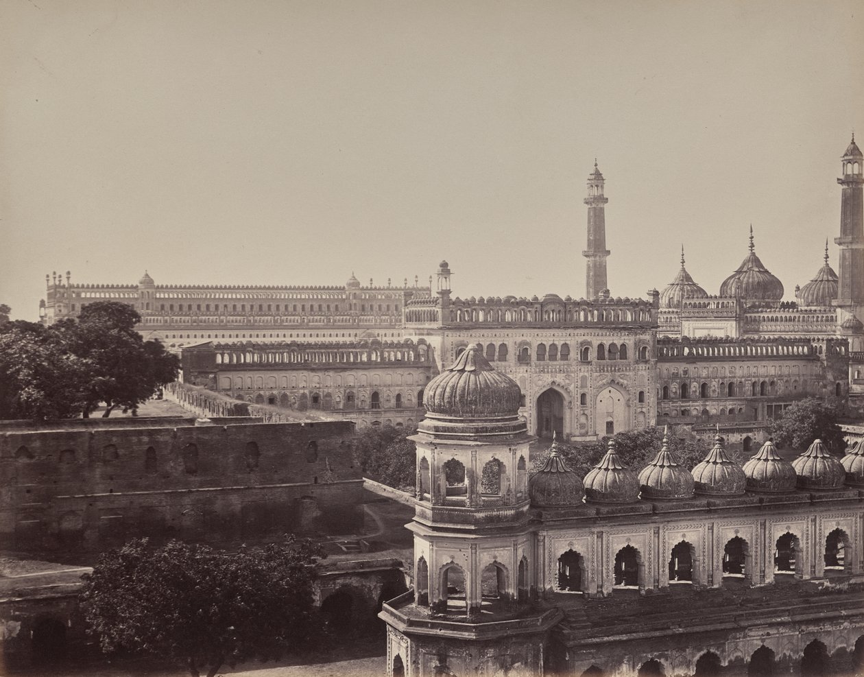 Lucknow. Il grande Imambara e la moschea da Samuel Bourne