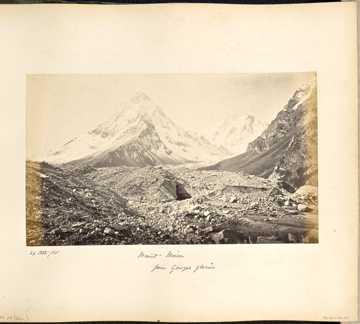 Il monte Moira e altre cime innevate, viste dal ghiacciaio da Samuel Bourne