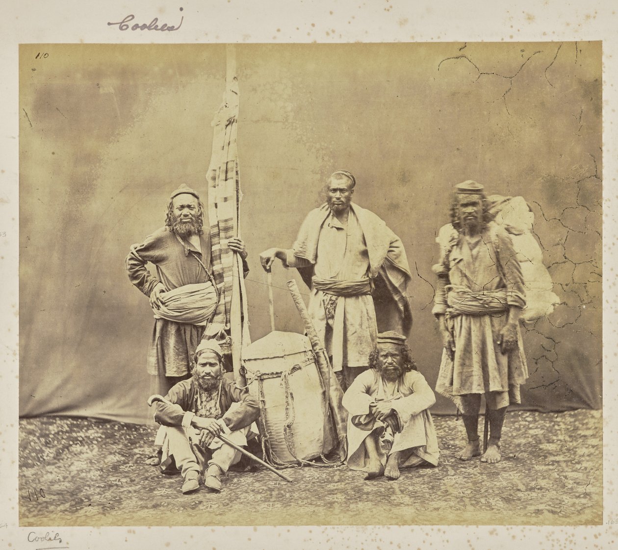 [Lavoratori di montagna a Shimla con Khiltas e Dandy]. da Samuel Bourne