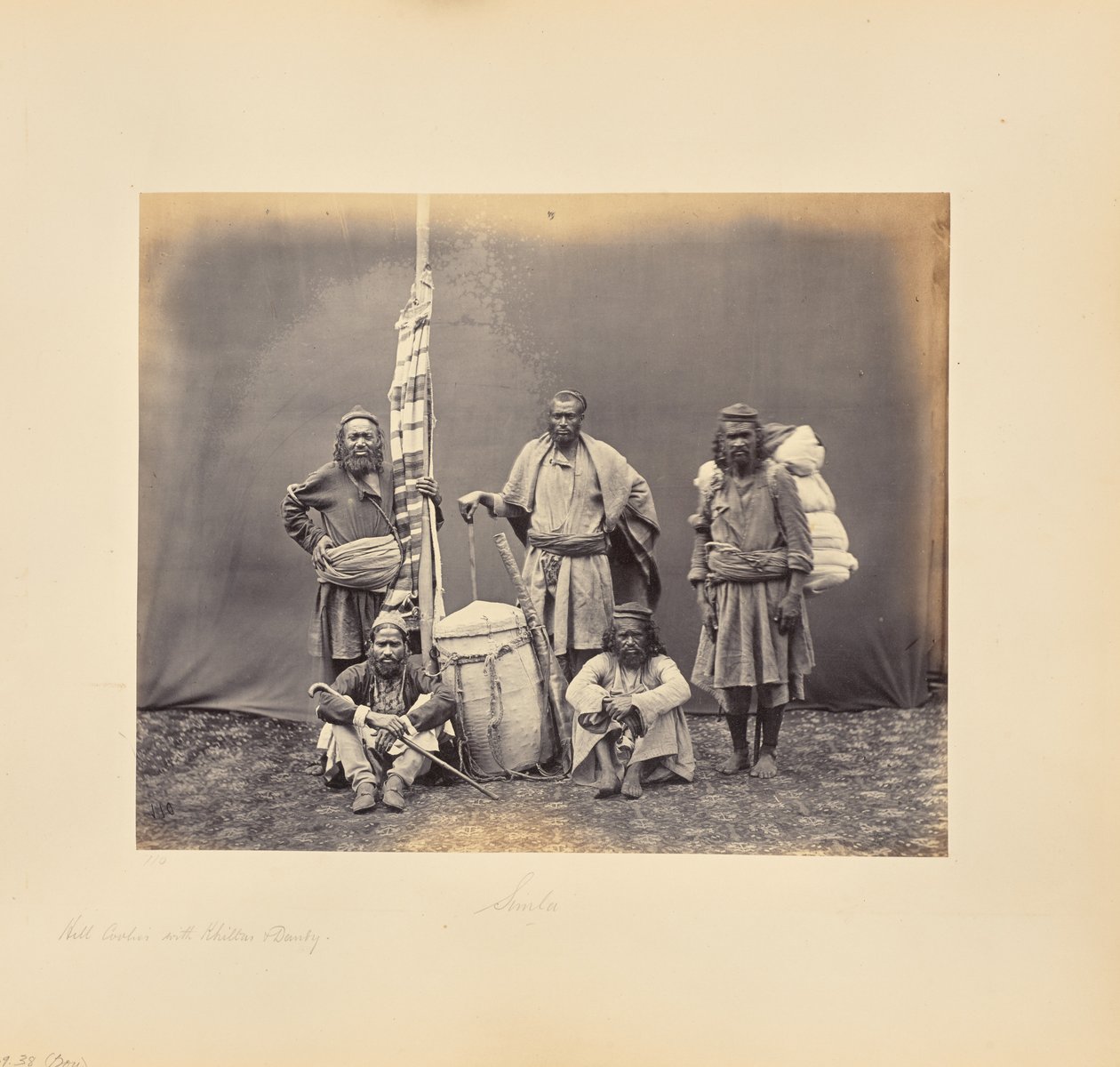 Lavoratori di montagna a Shimla con khilta e portantina da Samuel Bourne