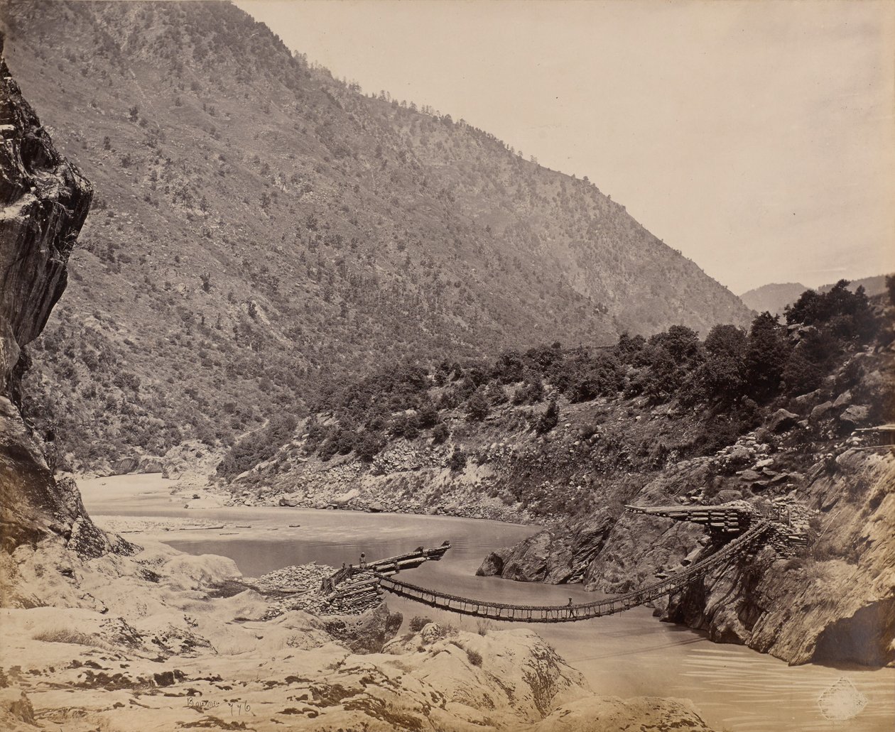 Ponte di corda presso Kistwar da Samuel Bourne