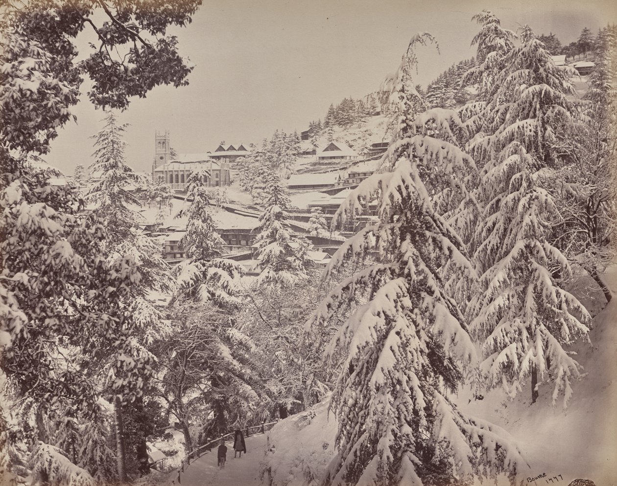 Shimla. Veduta della chiesa dal Monte Jakko verso ovest con parte della Mall in inverno da Samuel Bourne