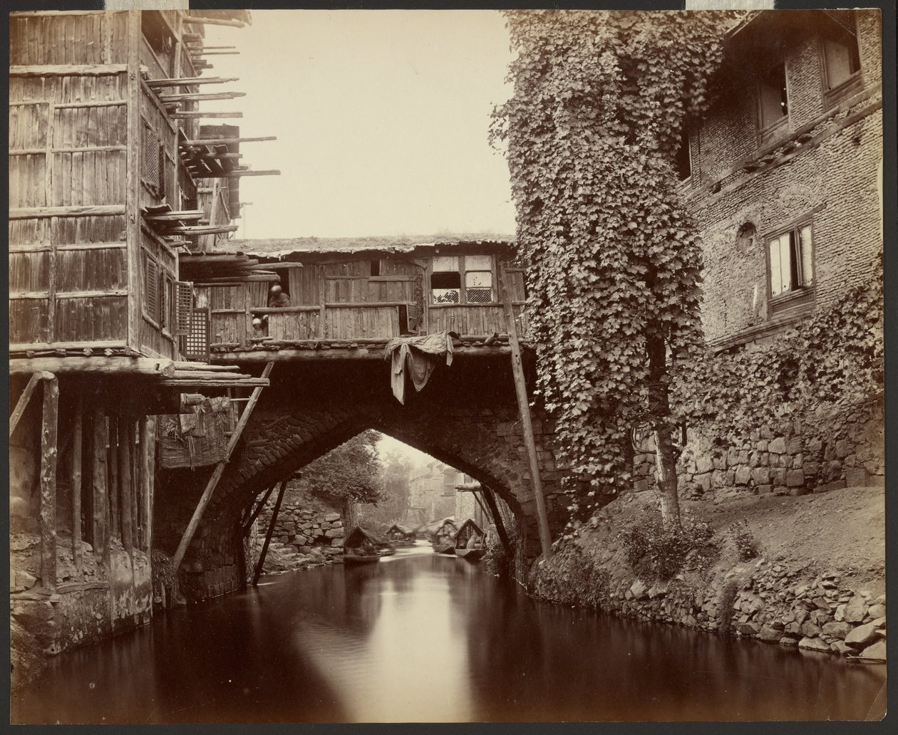 Srinagar; un ponte sul canale Marqual da Samuel Bourne