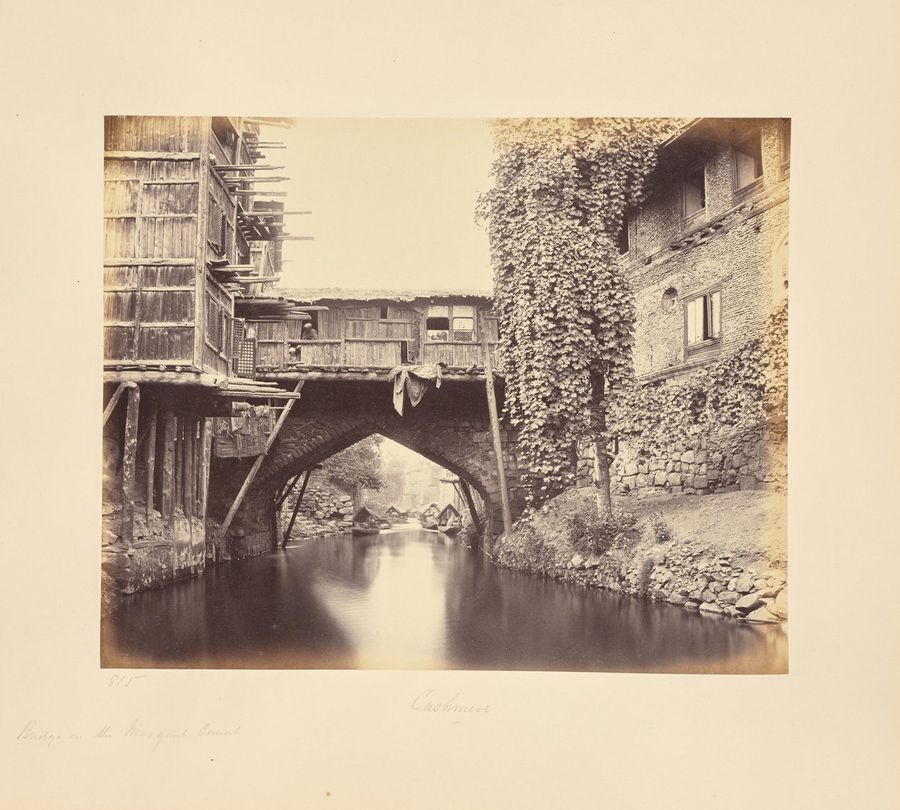 Srinagar; un ponte sul canale Marqual da Samuel Bourne