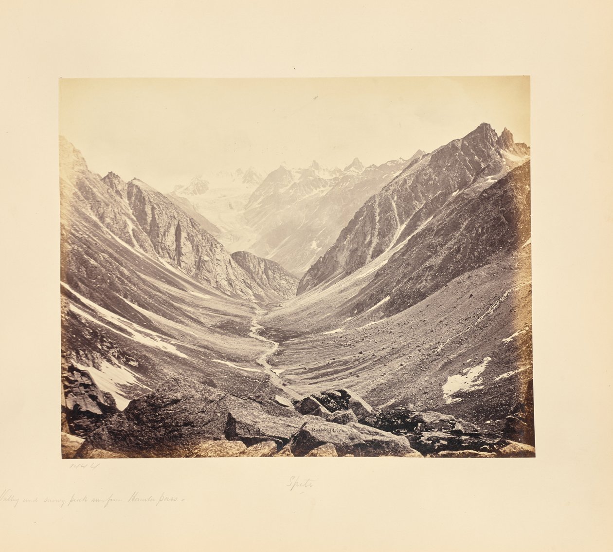Valle e cime innevate, viste dal passo di Hampta, lato di Spiti da Samuel Bourne