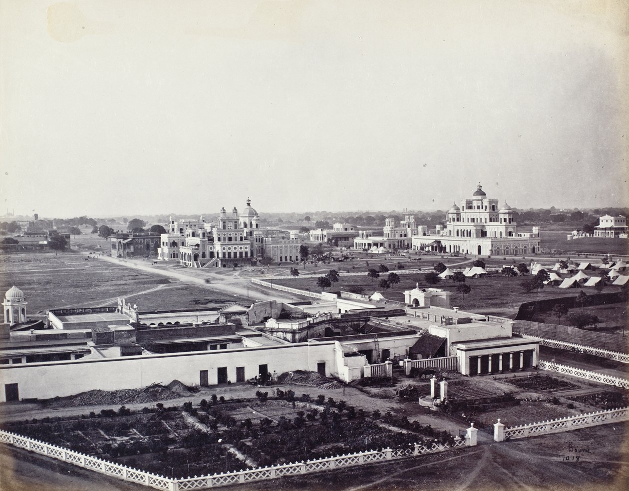Veduta del complesso del palazzo Chattar Manzil da Samuel Bourne