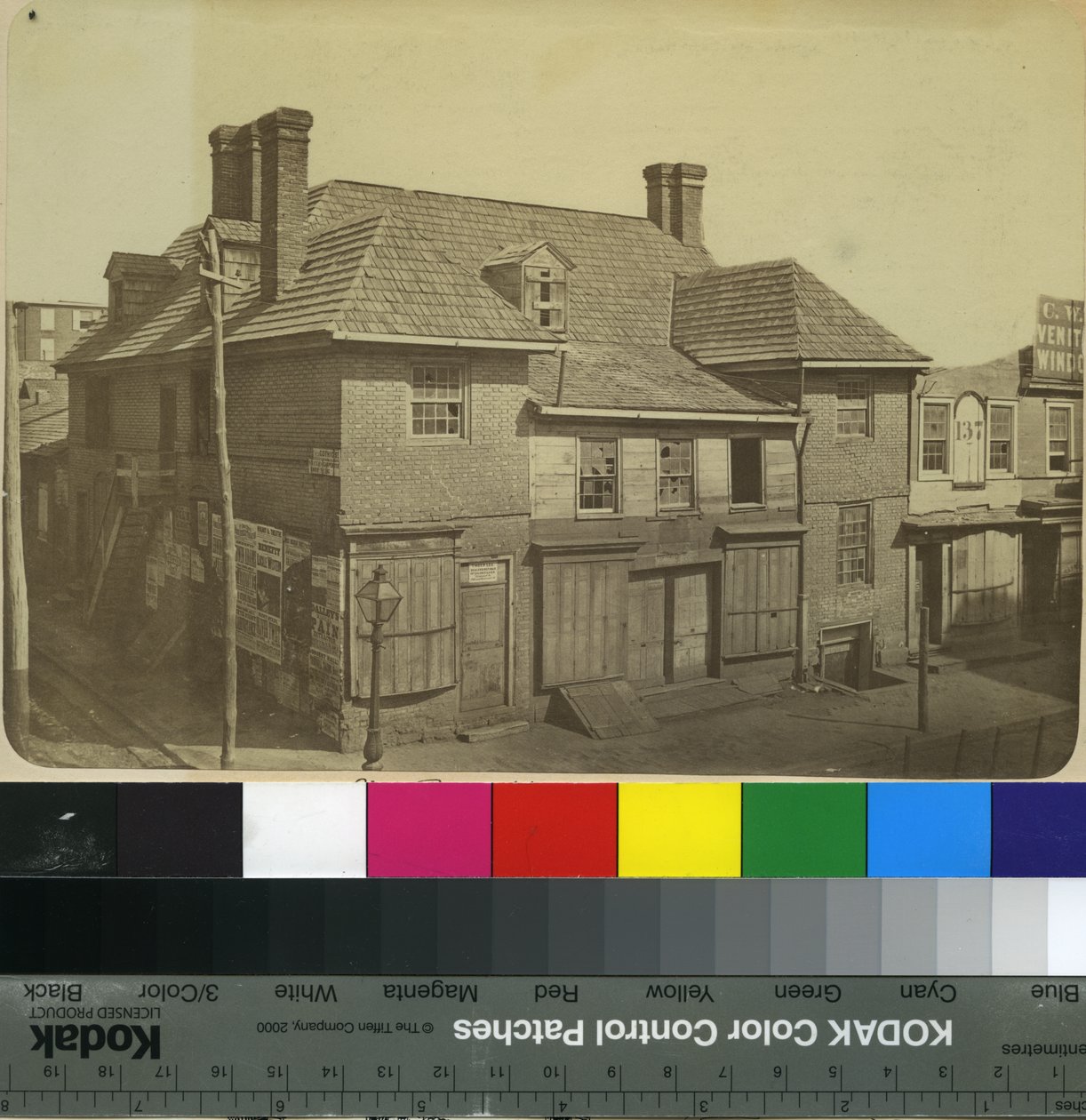 Casa con tetto in ardesia, c.1868 da Samuel Castner