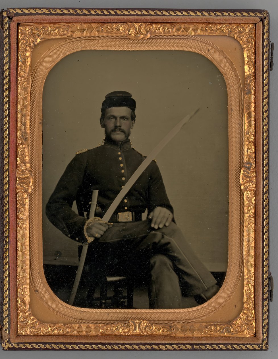 Ritratto senza titolo di un soldato seduto con sciabola, 1862 da Samuel J. Miller