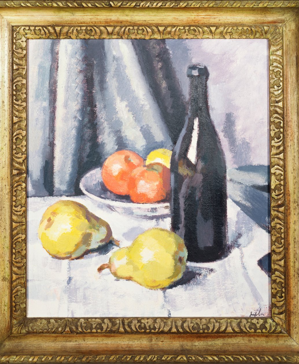 Mele, pere e una bottiglia nera su un tavolo drappeggiato da Samuel John Peploe