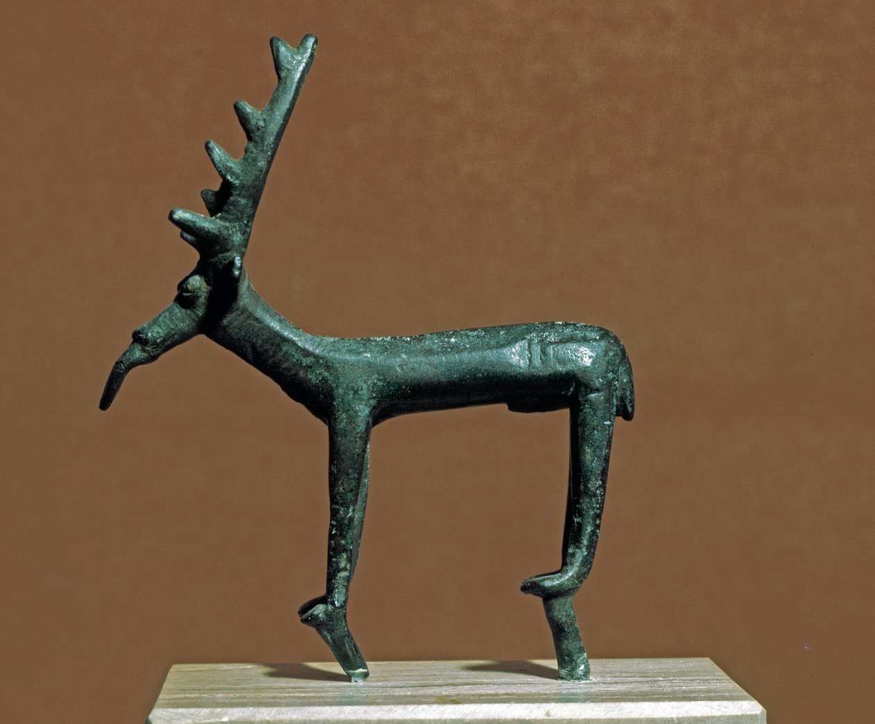 Cultura nuragica (nuraghi) sarda: statuetta in bronzo del cervo di Iglesias. VIII-VII secolo a.C. Cagliari, Museo Nazionale Archeologico, Sardegna, Italia da Sardinia Nuragic Civilization