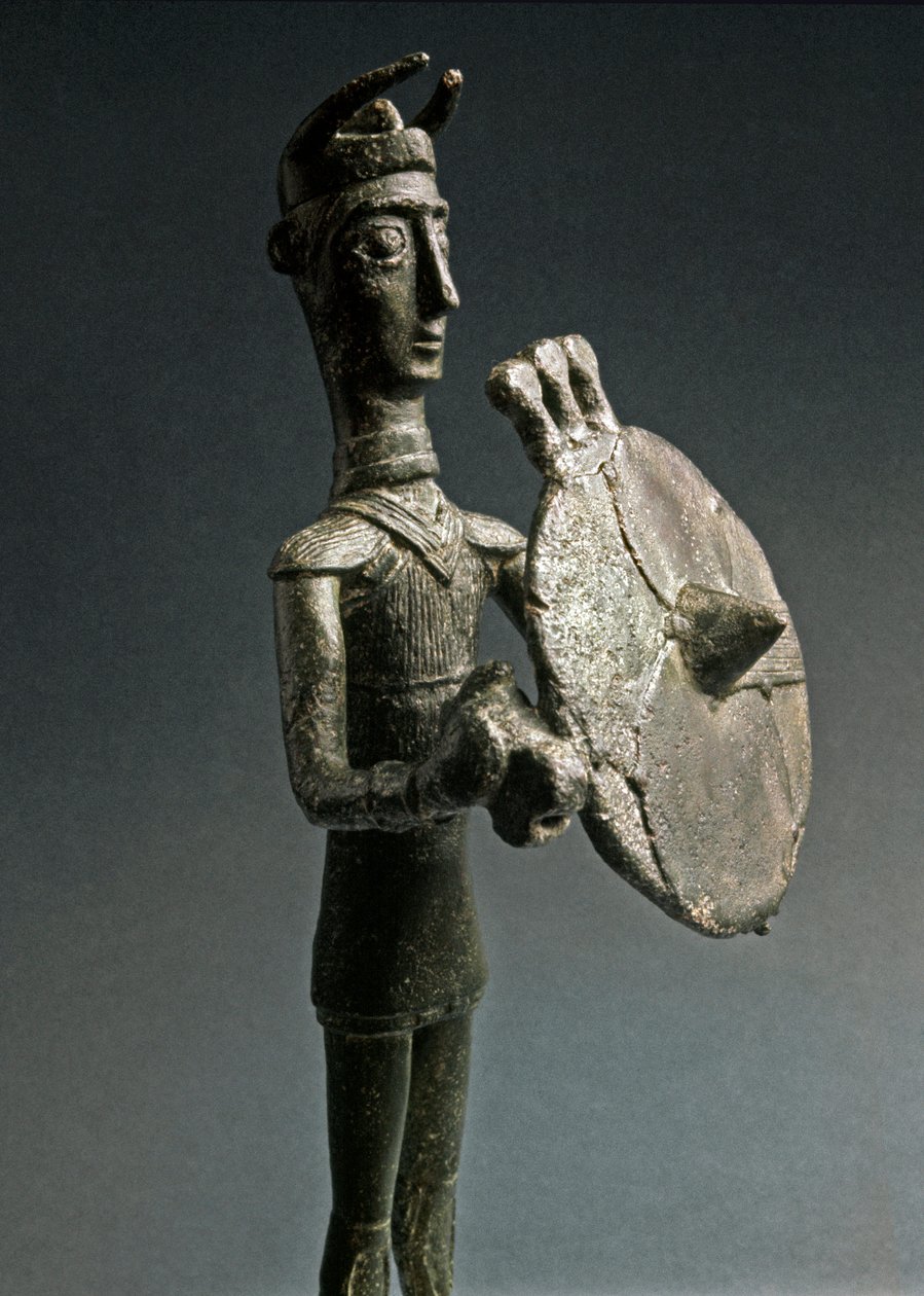 Cultura nuragica (nuraghi) sarda: statuetta in bronzo di guerriero con scudo. VIII-VII secolo a.C. Museo Nazionale Preistorico Etnografico 