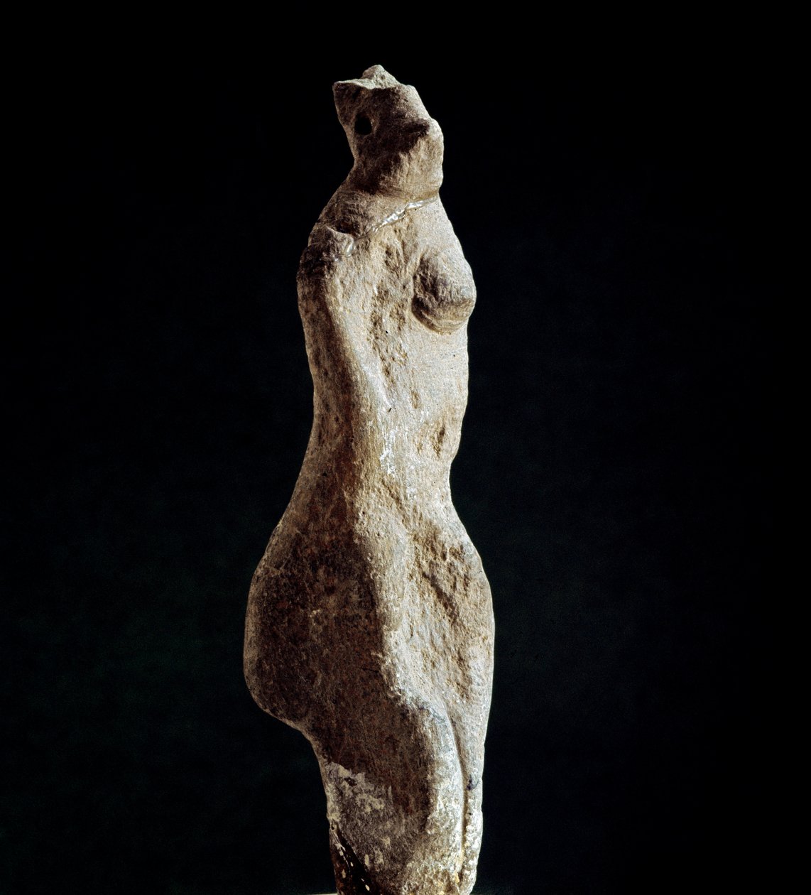 Cultura nuragica (nuraghi) sarda: statuetta in calcare di Venere steatopigia (forma del basso dorso) (Venere di Macomer), proveniente da Macomer, vicino a Nuoro. Risalente al periodo prenuragico (XXV-XVIII secolo a.C.). Eneolitico. Cagliari, Museo Archeolo da Sardinia Nuragic Civilization