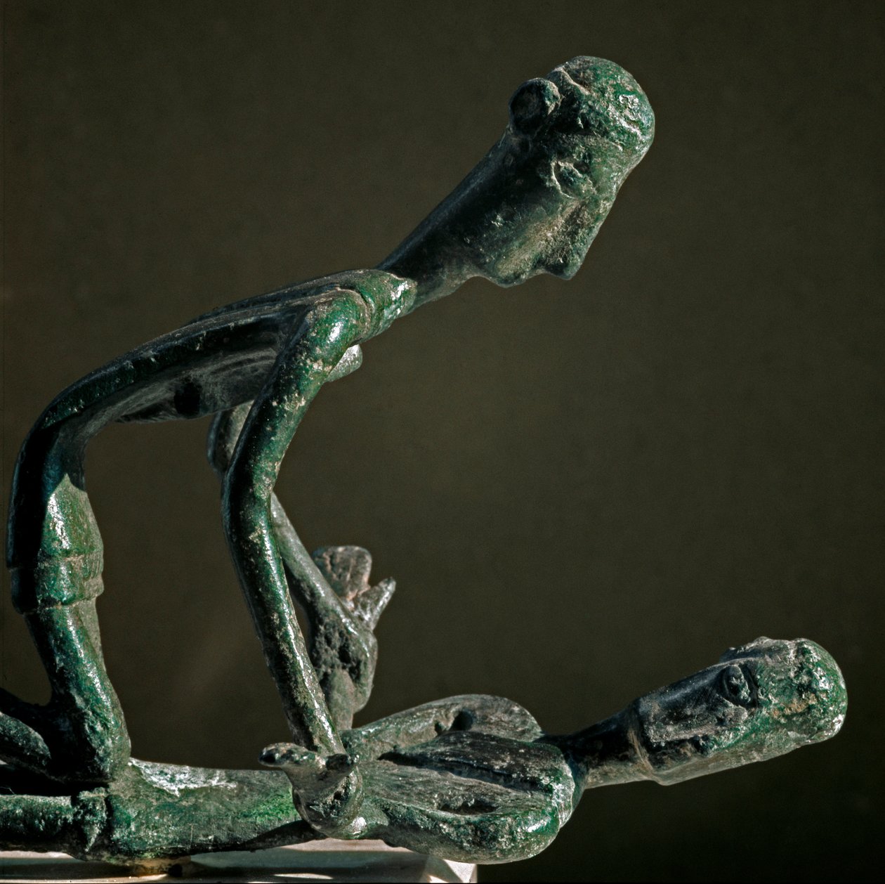 Cultura nuragica (nuraghi) sarda: gruppo scolpito di lottatori in bronzo. Da Monte Arcosu. VIII-VII secolo a.C. Cagliari, Museo Archeologico Nazionale, Sardegna, Italia da Sardinia Nuragic Civilization