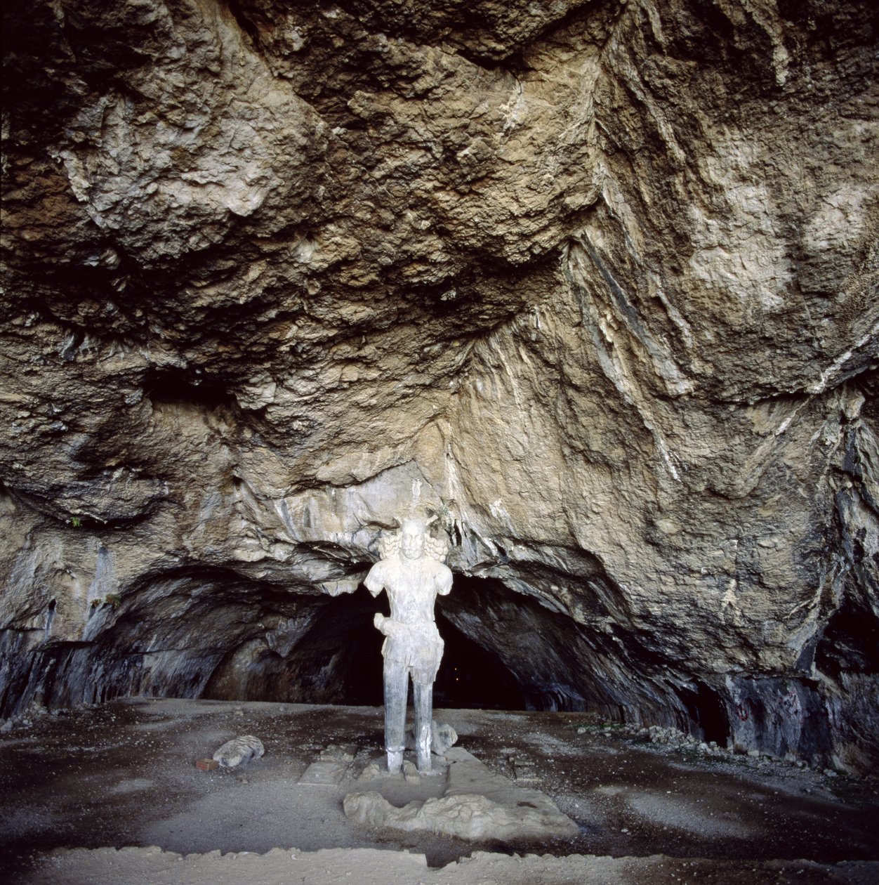 Statua di Shapur I (241-70 d.C.) scolpita da una stalagmite da Sasanian