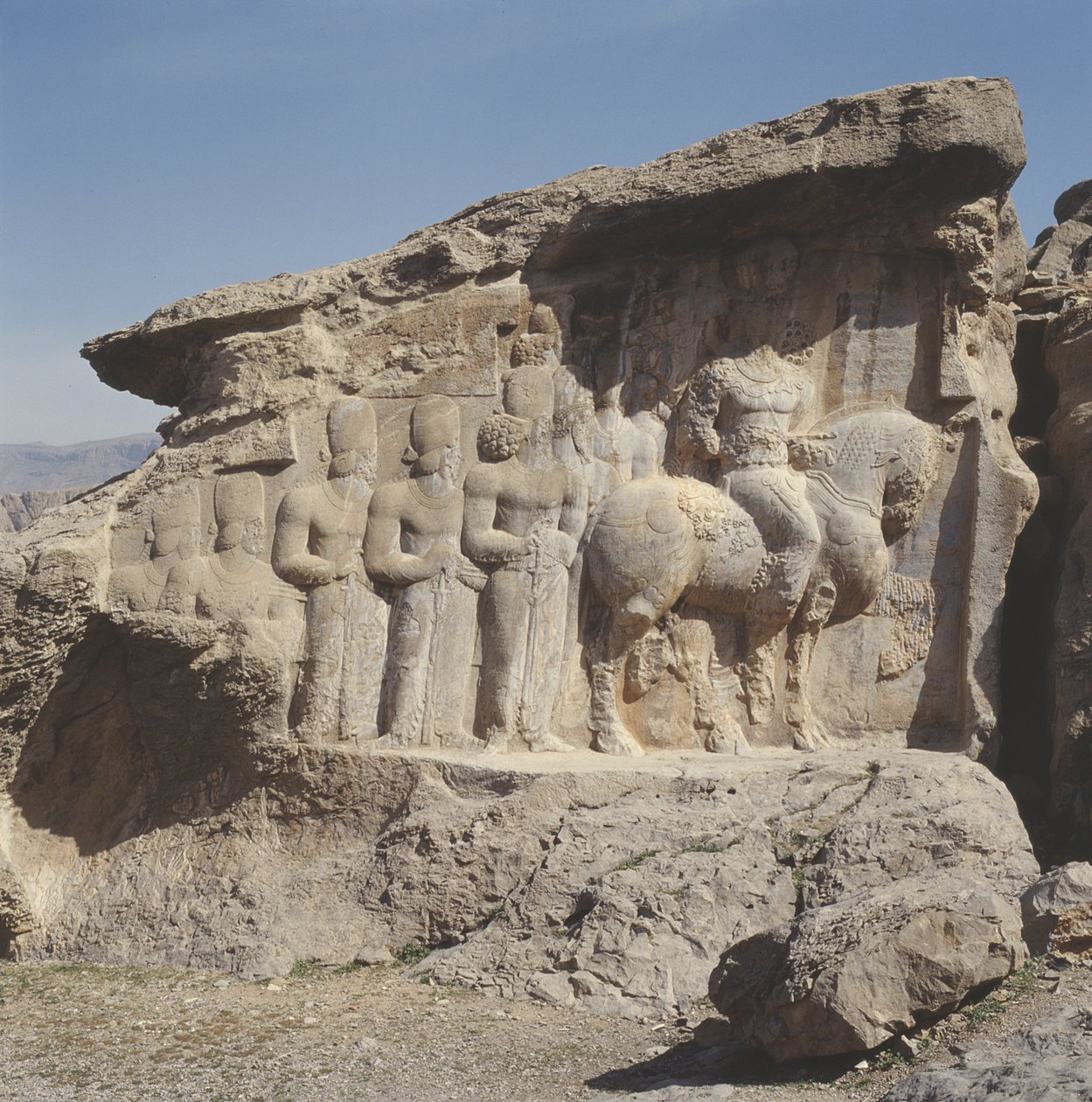 Rilievo rupestre raffigurante Shapur I (AD 241-72) e la sua famiglia con emblemi araldici sui cappelli, con iscrizione trilingue sul cavallo in greco, partico e medio persiano da Sasanian