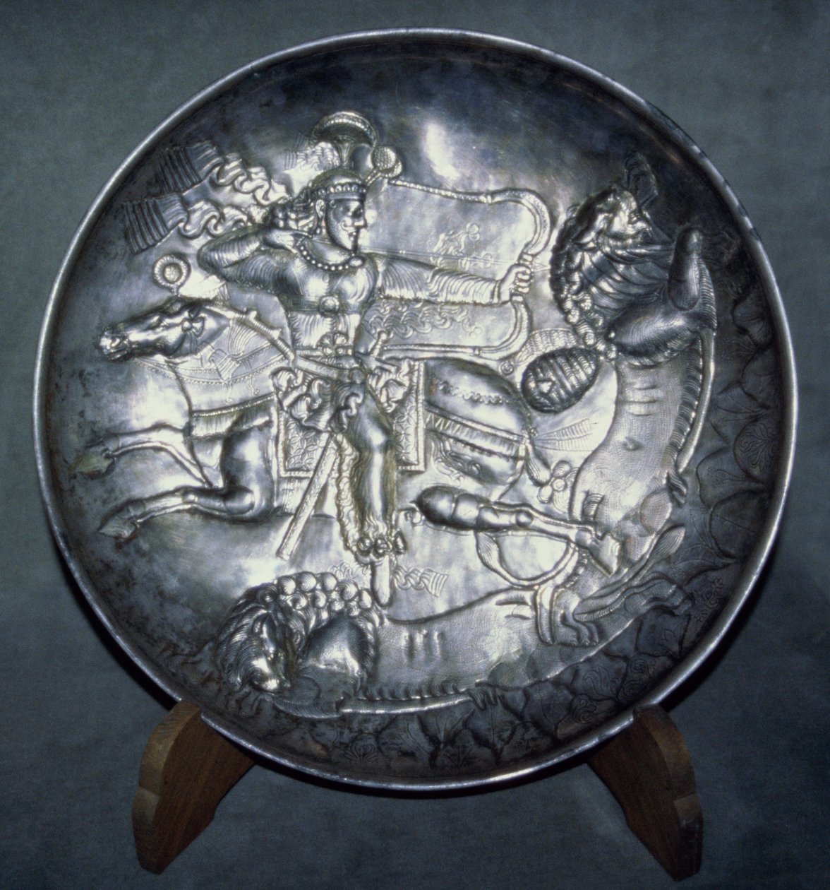 Piatto raffigurante il Re Ardashir II, da Sari, Mazandaran, c.380 d.C. da Sasanian School