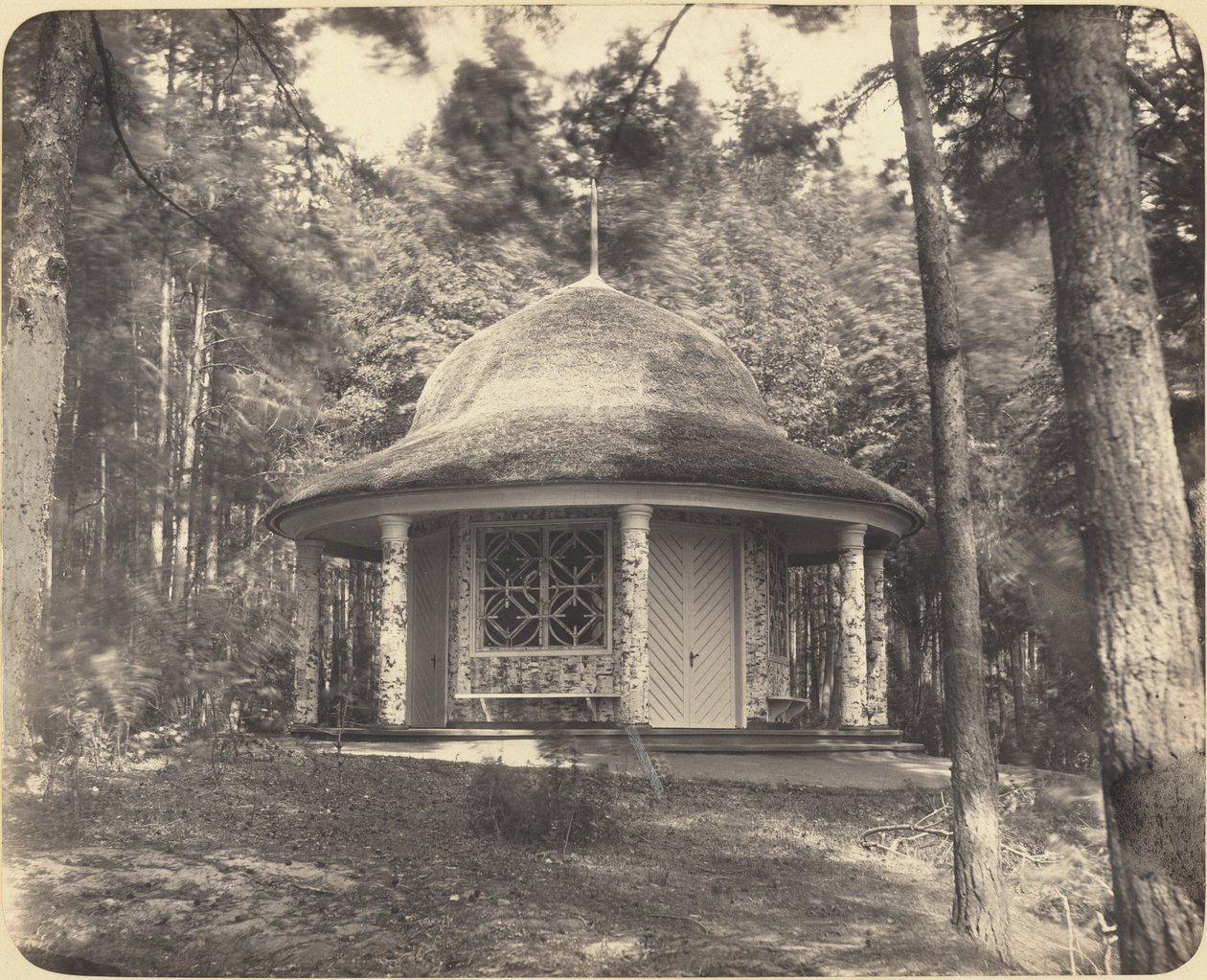 Gazebo nella foresta vicino a Mosca da Scherer and Nabholz