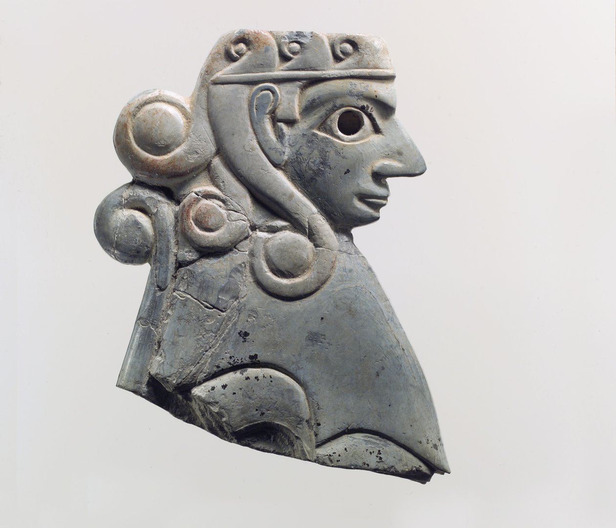 Placca di mobilio: sfinge femminile con riccioli in stile Hathor, c. XVIII secolo a.C. (avorio di ippopotamo) da School Anatolian