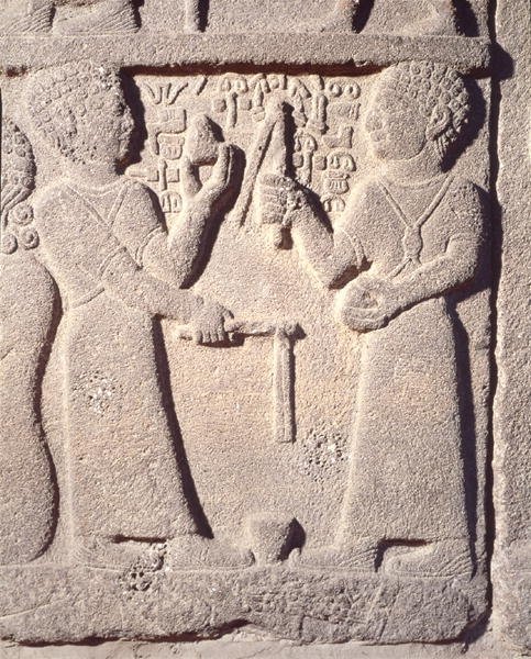 Rilievo che raffigura due ragazzi che giocano con una trottola, da Carchemish, Turchia, Neo-Ittita da School Assyrian