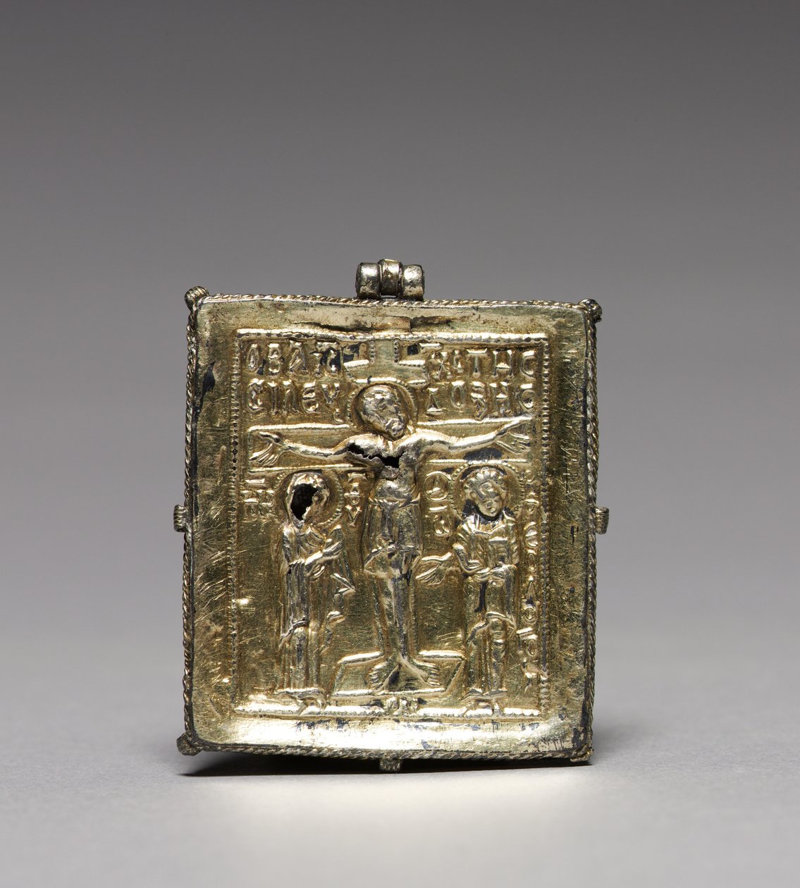 Enkolpion con la Crocifissione e i Santi Teodoro e Giorgio da School Byzantine