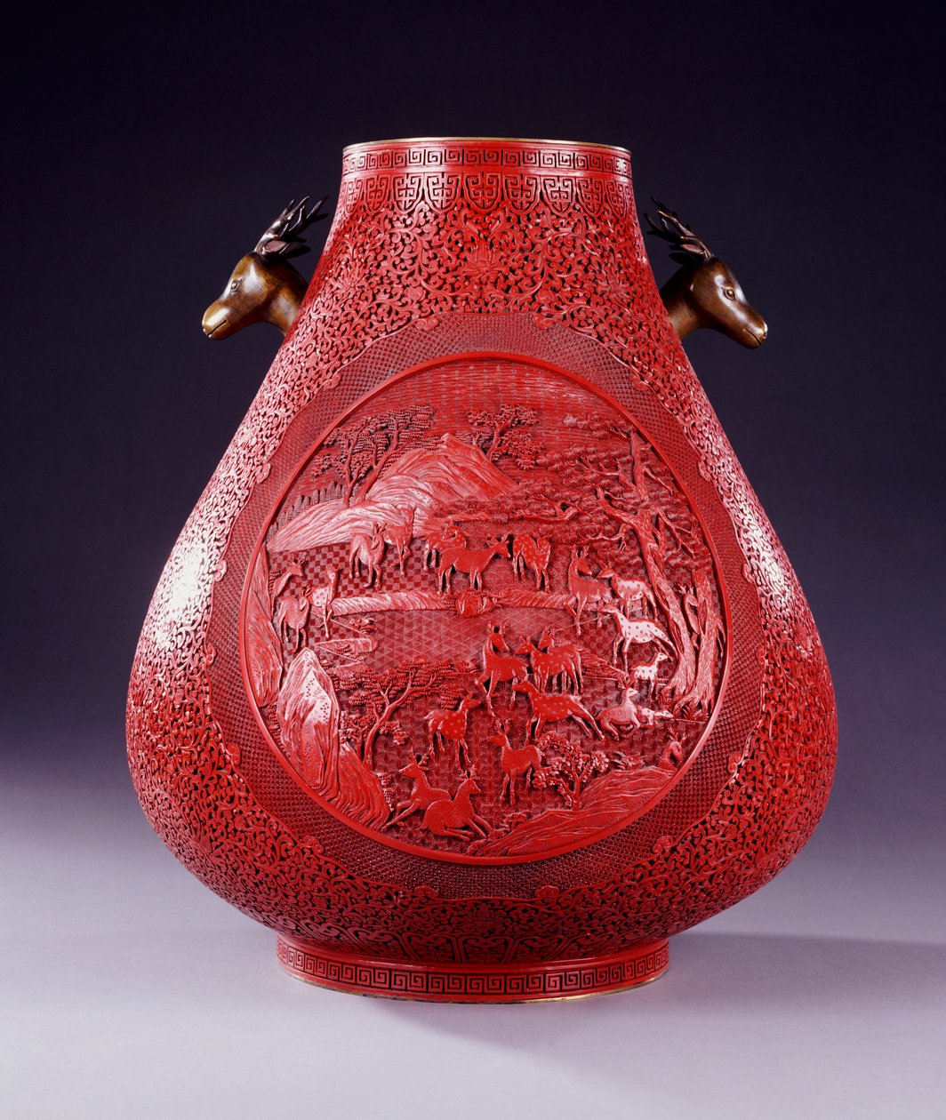 Un grande vaso a forma di pera intagliato in lacca rossa da School Chinese