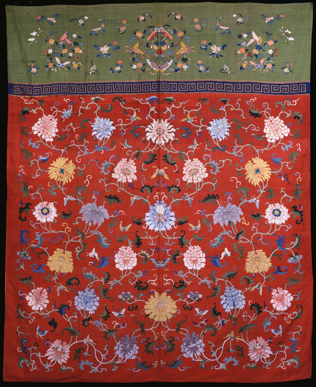 Un grande arazzo tessuto in kossu in sete colorate su sfondo rosso, con una bordura superiore di verde mela, cinese XVIII o XIX secolo da School Chinese