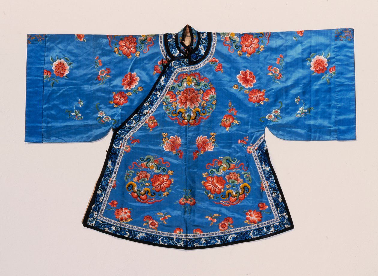 Una veste informale di raso blu non ti scordar di me, ricamata in seta con peonie e rotondi di farfalle sparsi con fiori di loto, pesche e altri frutti e fiori da School Chinese