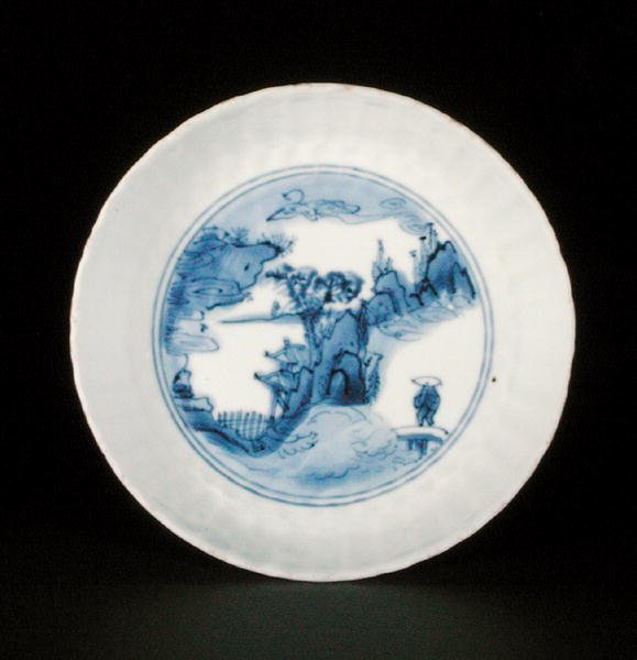 Piatto kraak blu e bianco dipinto con una figura in un paesaggio, marchio Egret, Wanli o Tianqi da School Chinese