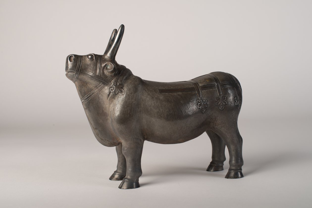 Toro (argento con decorazione cesellata e a sbalzo) da School Chinese