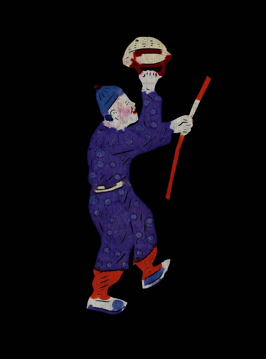 Personaggio della vita quotidiana che trasporta un cesto e un bastone. Taglio di carta dipinta o "Jian Zhi", arte popolare cinese, Pekin. da School Chinese