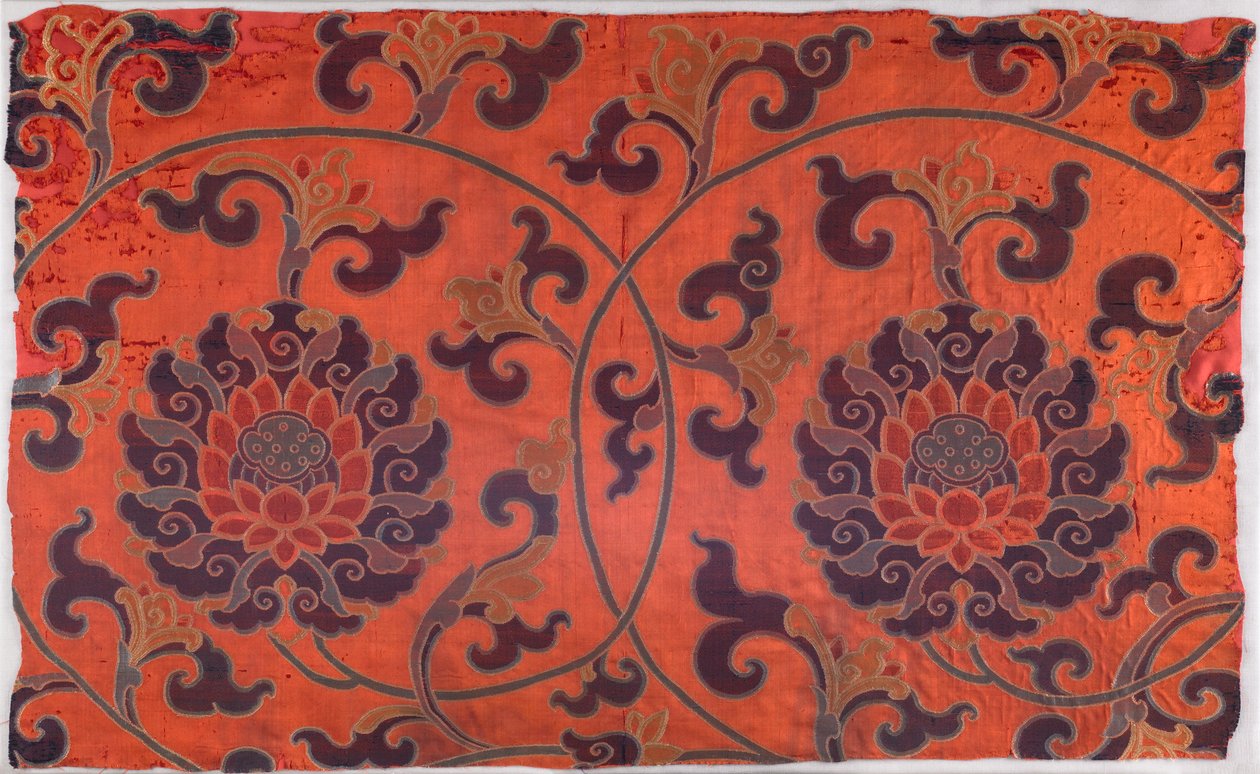 Frammento di tessuto con disegno di fiori di loto a scorrimento, steli e foglie (raso a tessitura girevole) da School Chinese