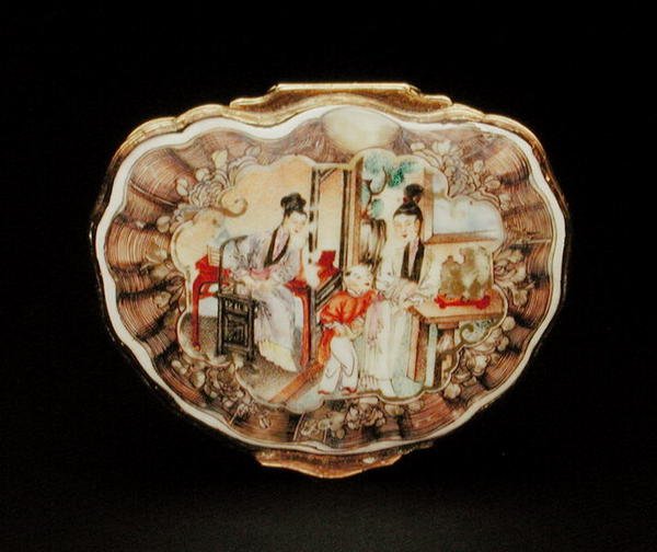 Coperchio di tabacchiera a forma di conchiglia, periodo Qianlong (1736-95) c.1760 da School Chinese