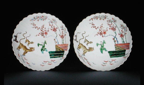 Coppia di piatti decorati con smalti famille verte in stile Kakiemon, periodo Kangxi da School Chinese