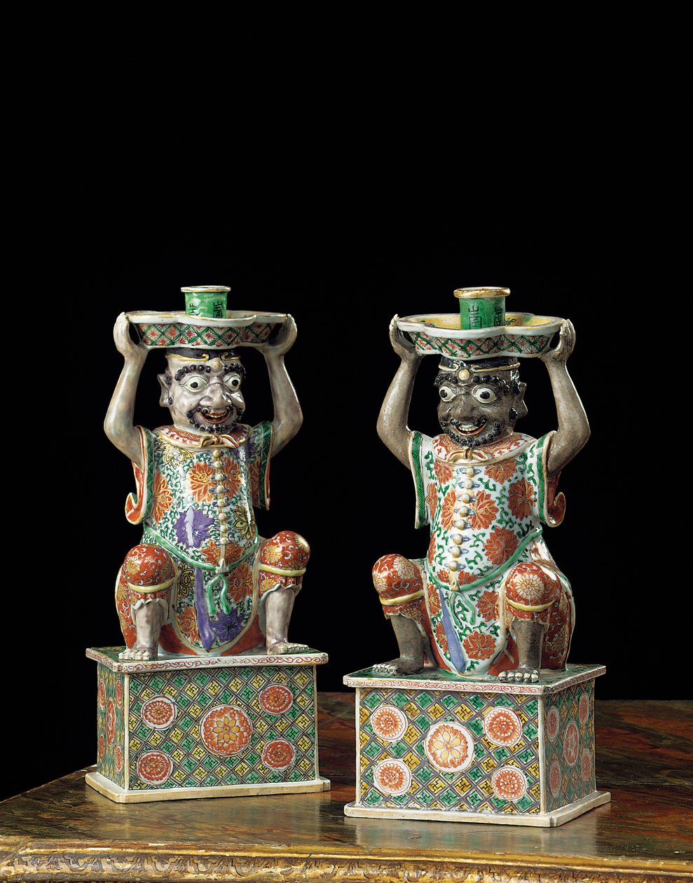 Un paio di candelabri export famille verte, Kangxi da School Chinese
