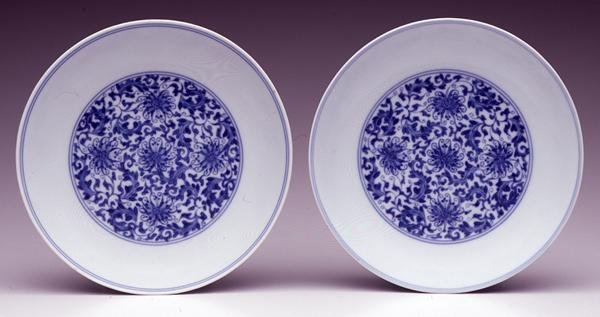 Coppia di piatti da salsa, con fiori di loto stilizzati, marchio e periodo Yongzheng 1723-35 da School Chinese