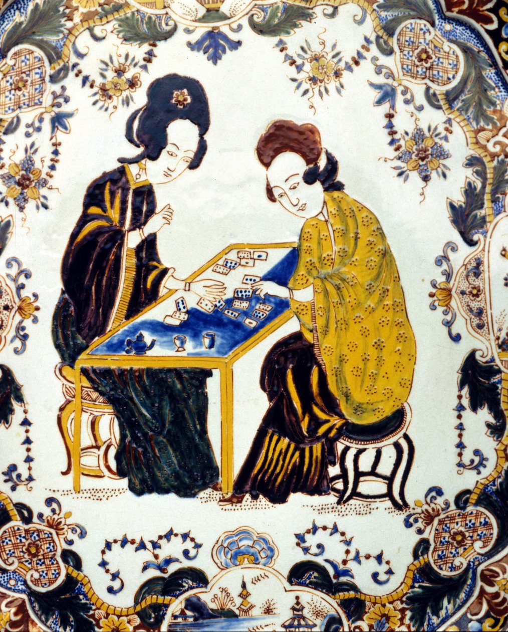 Due donne che giocano a dama. Cina XVIII secolo. ceramica. Milano da School Chinese
