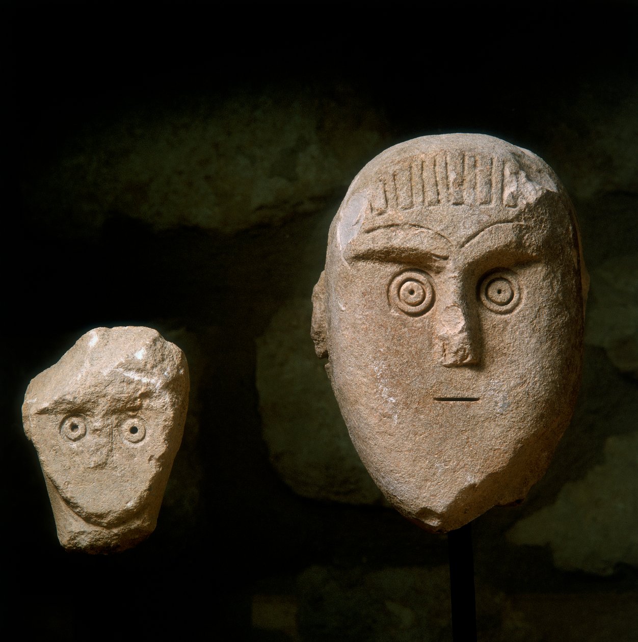 Teste coniche, da un monumento funerario trovato in Daunia da School Daunian