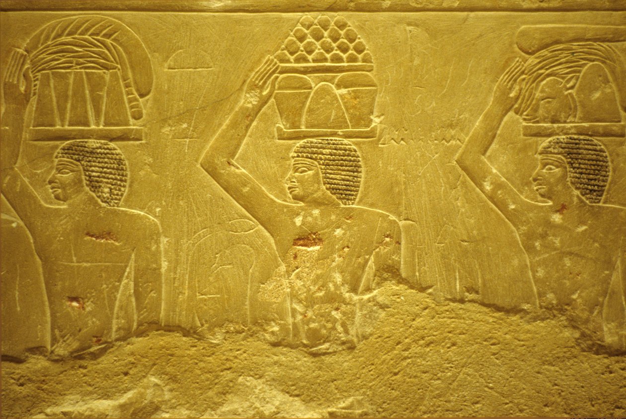 Antico Egitto, Incisione/pittura murale, Mastaba/Tomba di Idout, Saqqara, 2323-2150 a.C., Portatori con offerte da School Egyptian