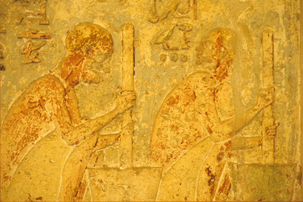 Antico Egitto, Incisione/Pittura murale, Tomba di Petosiris, Tuna el Gebel, 300 a.C., Lavoratori che usano pestello e mortaio da School Egyptian
