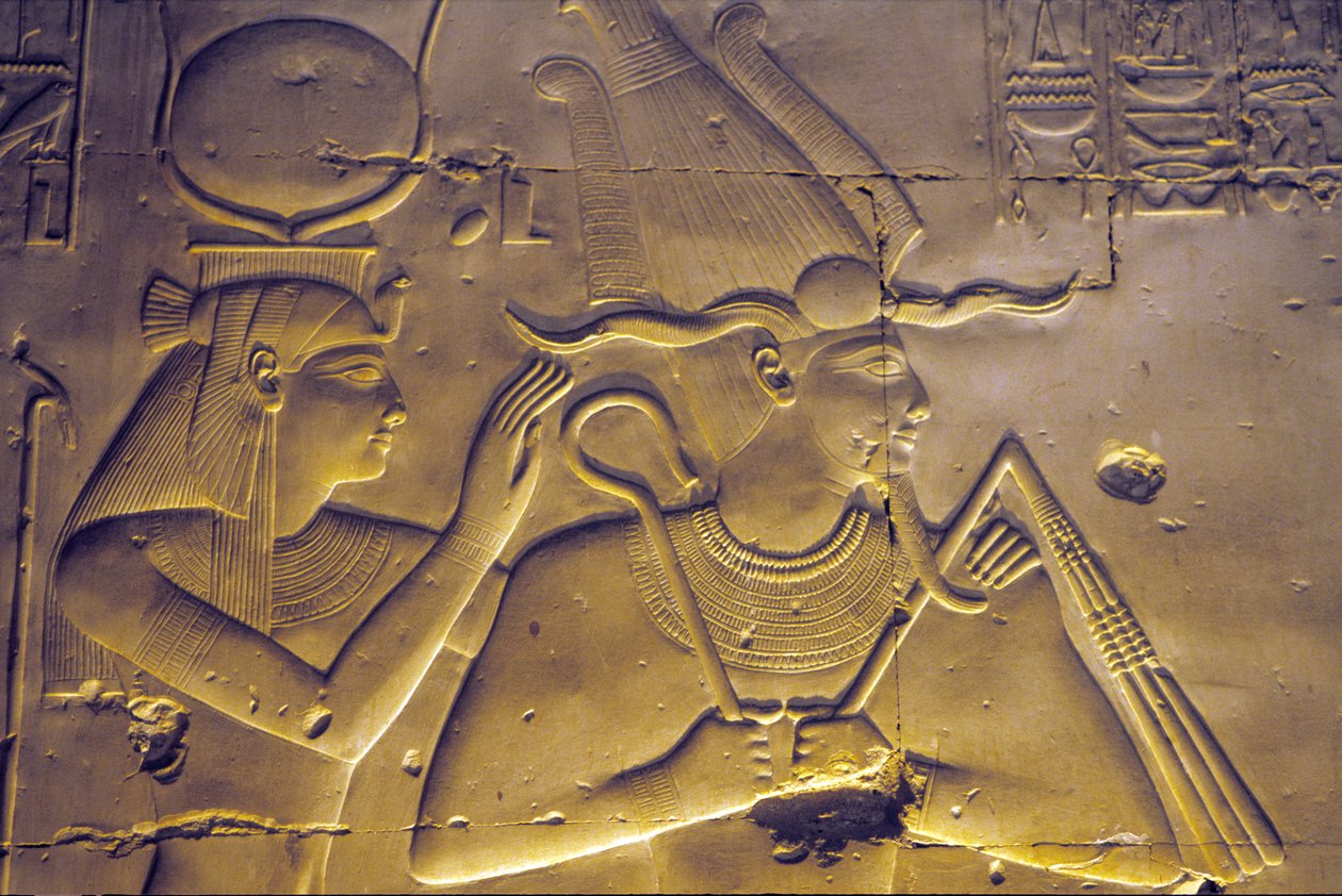 Antico Egitto, Pittura/scultura murale, Dea Iside abbraccia il suo marito seduto, Osiride, Tempio di Seti I, Abido da School Egyptian