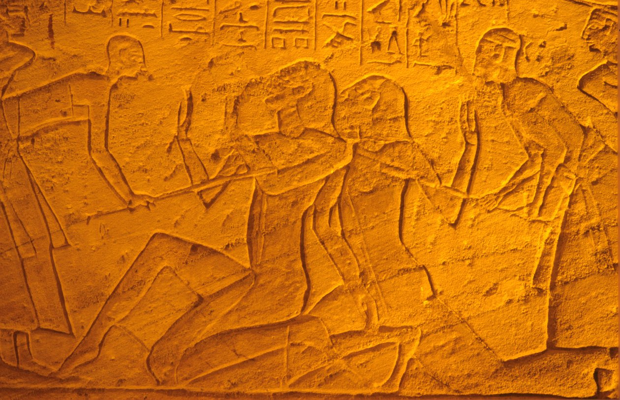 Antico Egitto, pittura/scultura murale, prigionieri ittiti picchiati con bastoni, Tempio di Ramesse II e Nefertari, Abu Simbel da School Egyptian