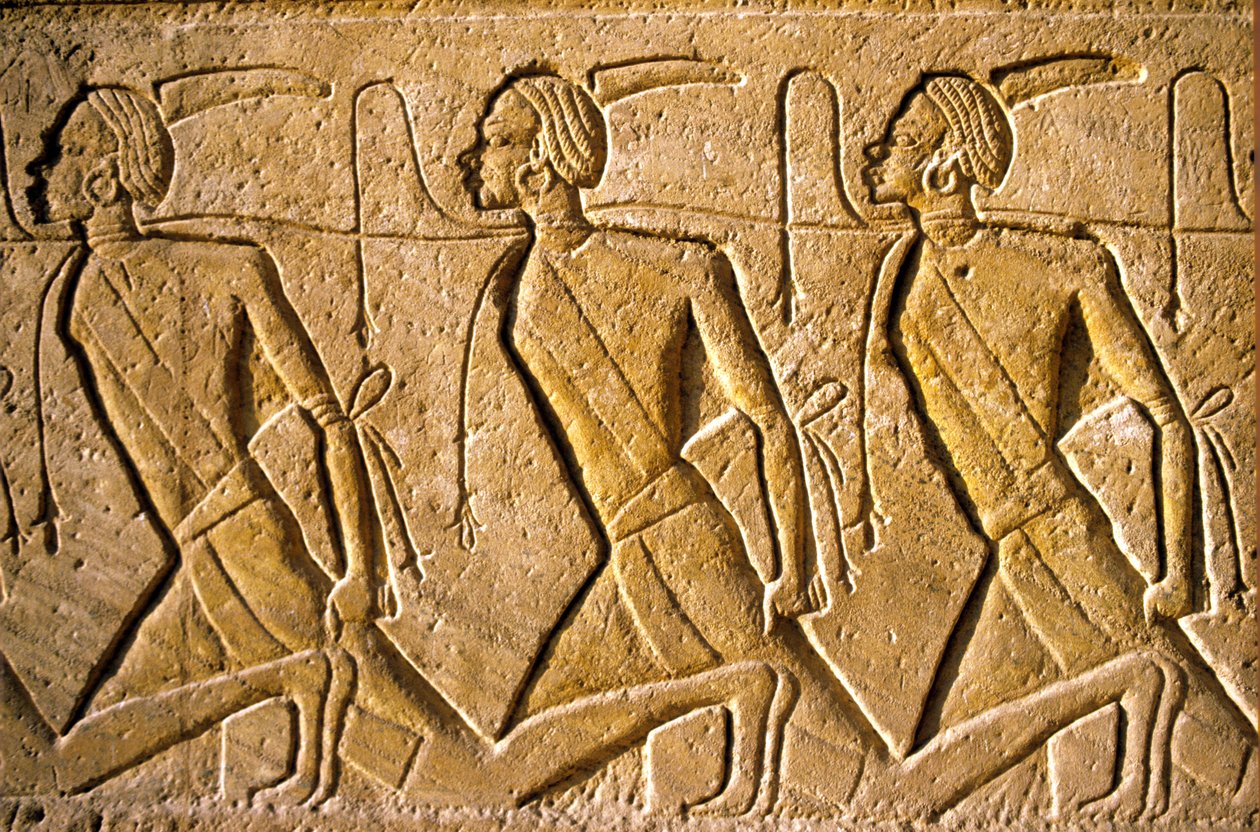 Antico Egitto, pittura/scultura murale, fila di prigionieri rappresentanti il popolo Kushita, raffigurati come africani, sconfitti da Ramesse II, Tempio di Ramesse II, Abu Simbel da School Egyptian