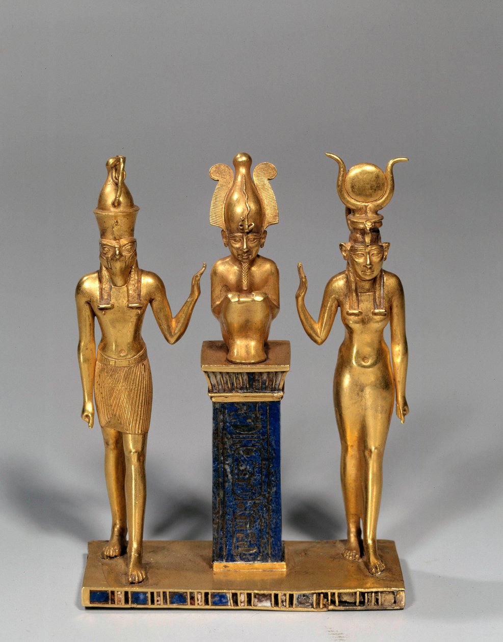 Antichità egizia: triade osiriana in nome di Osorkon (Osiride circondato da Iside e Horus. Pendente in oro e lapislazzuli. XXII dinastia, periodo basso. Parigi, Museo del Louvre da School Egyptian