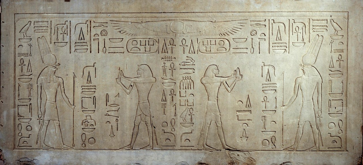Antichità egizia: stele di calcare che raffigura il re Sesostri III (1862-1843 a.C.) (a sinistra) da giovane, a destra, un uomo anziano offre pane e torta al dio Montu. 1878-1843 a.C. Da Medamoud. Parigi, Museo del Louvre da School Egyptian