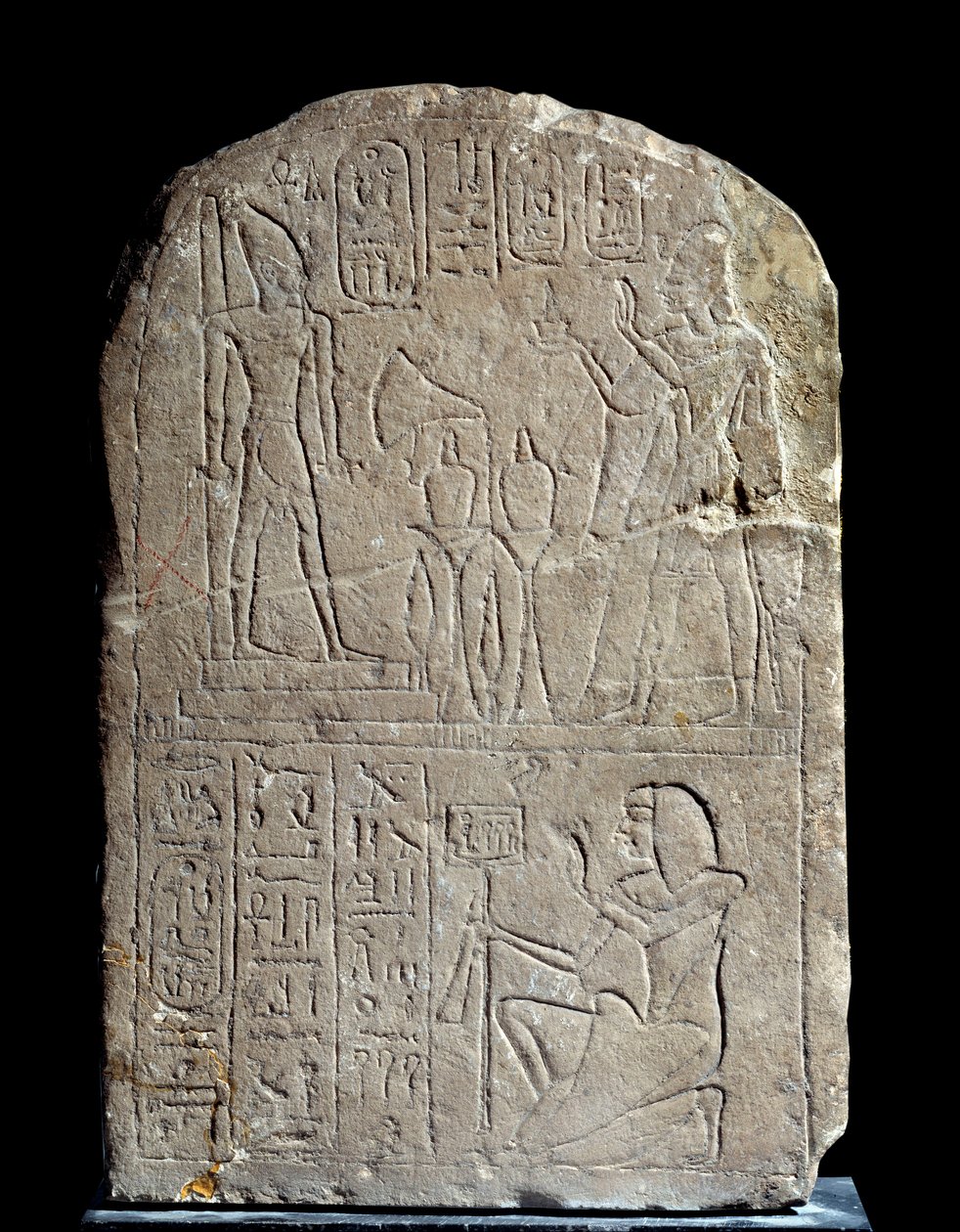 Antichità egizia: stele in calcare a nome del re Anya. Il faraone Ramses II offre incenso alla sua statua divina colossale. Regno di Ramses II (1279-1213 a.C.). Dal serapeo di Saqqara. Parigi, museo del Louvre da School Egyptian